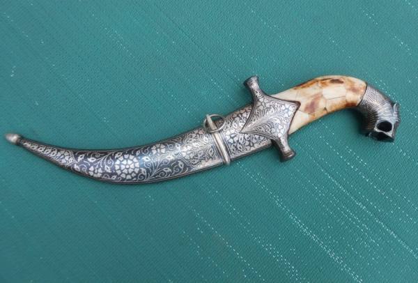 Pugnale Kirpan Mughal Islamico in damasco con incisioni argentate